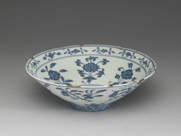 青花四季花果葵瓣口碗