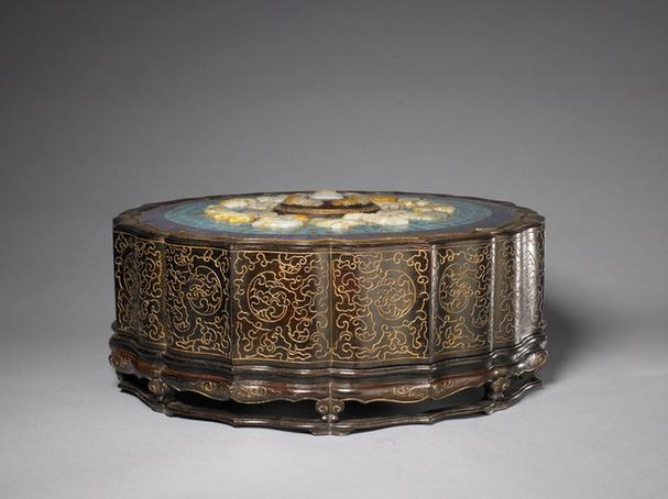 紫檀雕夔龙填金嵌珐琅玉石十二辰纹菱花式盒