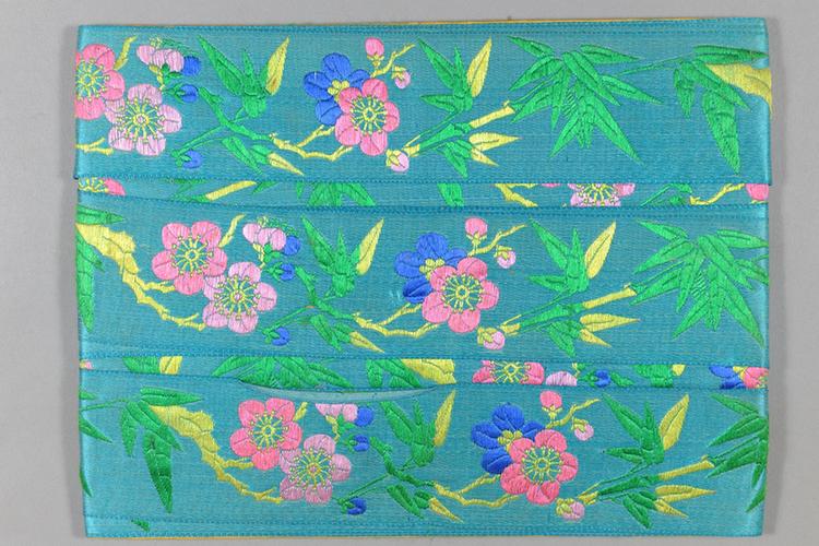 品月色缎地梅竹纹绦