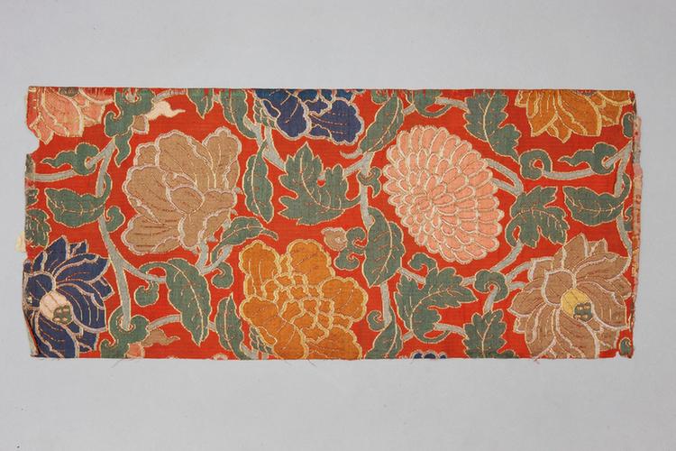 红色缠枝菊莲茶花纹妆花缎