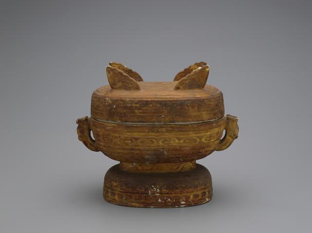 乾隆款白釉髹黄漆凸螭纹簋