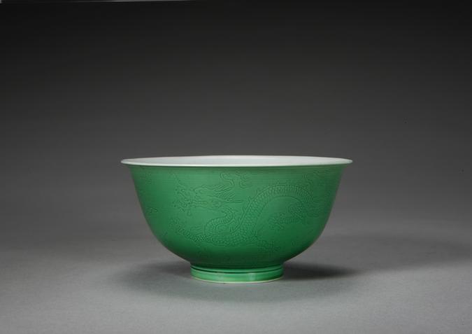 雍正款绿釉暗划云龙纹白里碗