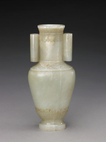 青玉云纹贯耳莲瓣扁瓶