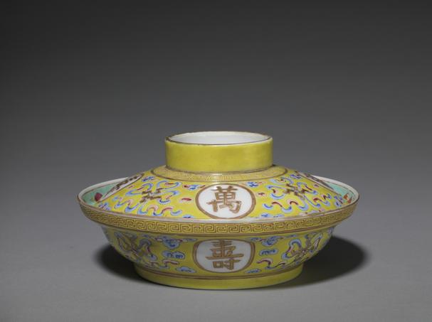 光绪款黄地粉彩卍字开光“万寿无疆”盖碗