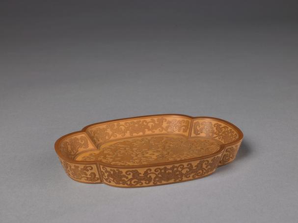 文竹缠枝花纹海棠式盘