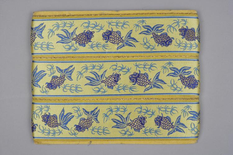 明黄色缎地织金三蓝金鱼纹绦