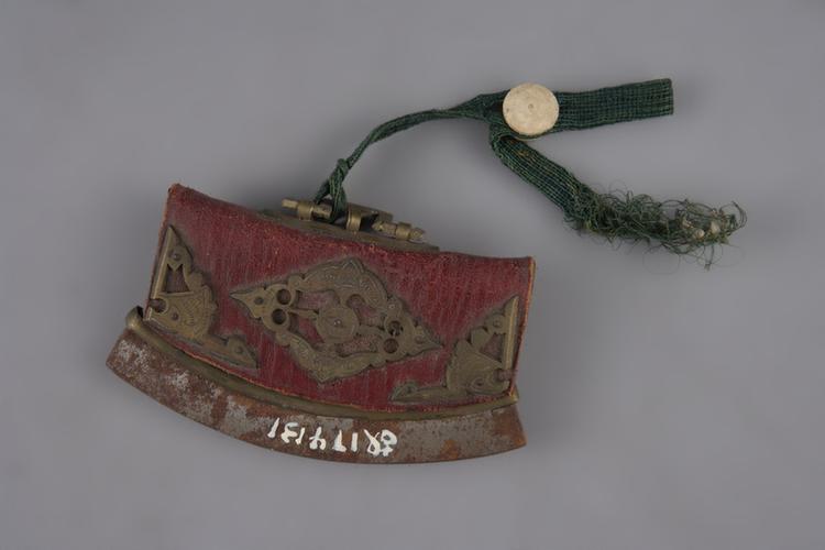 红色皮嵌铜蝠荷包式火燫