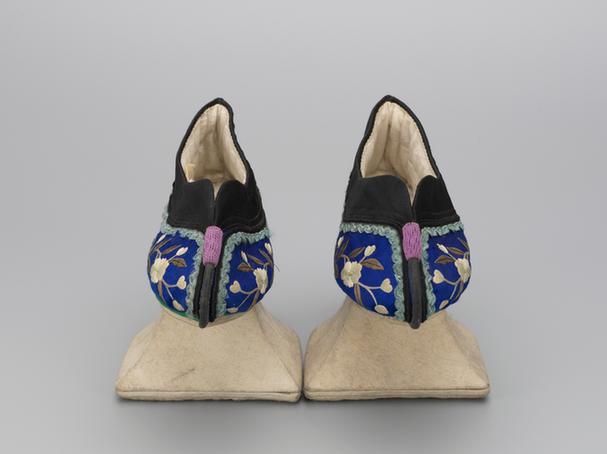 蓝色缎绣花蝶纹花盆底棉鞋