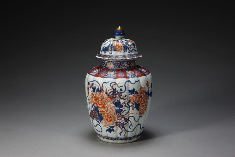 五彩折枝花纹瓜棱罐