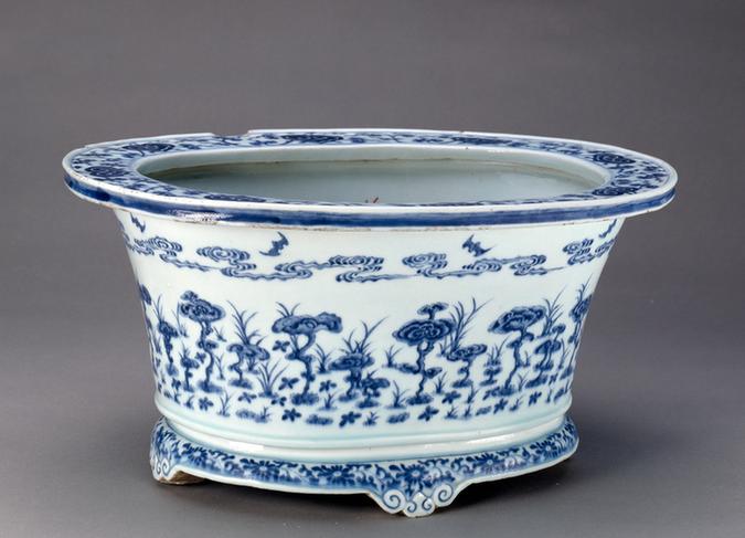 康熙款青花云蝠灵芝纹椭圆花盆