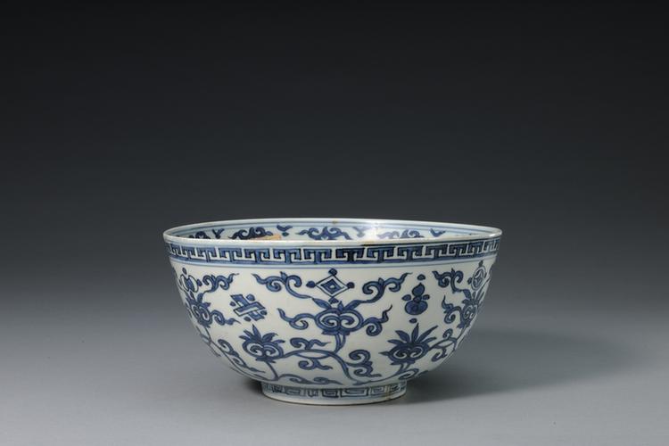 弘治款青花缠枝灵芝托八吉祥纹碗