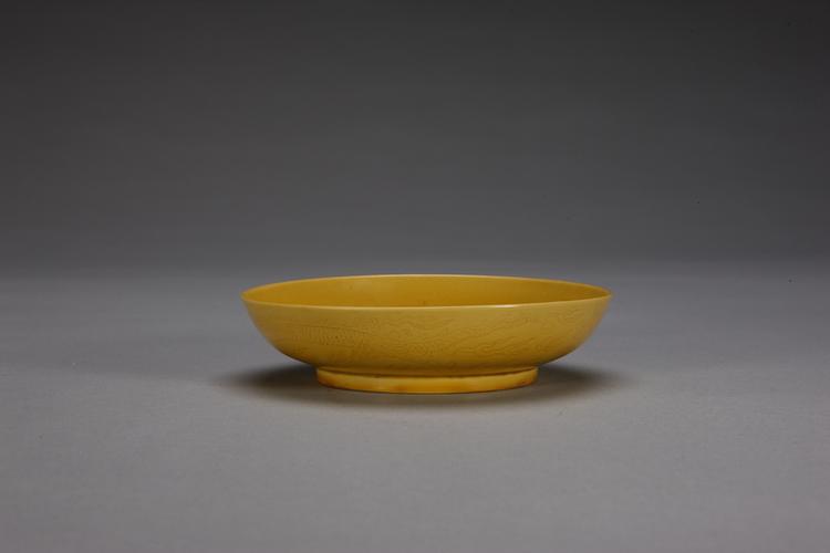 康熙款黄釉暗划云龙纹碟