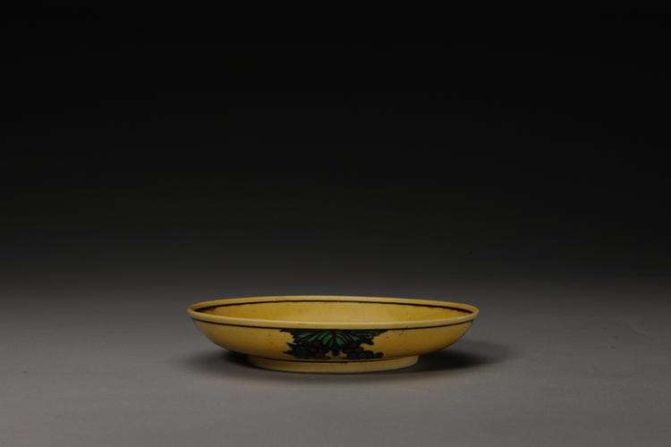 道光款黄地紫绿彩里云龙外葡萄纹盘