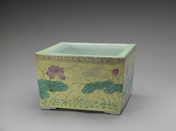 体和殿款粉彩荷莲纹方花盆