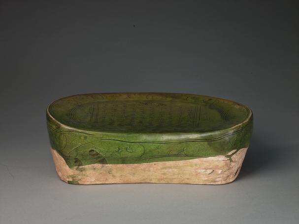 绿釉刻词文枕