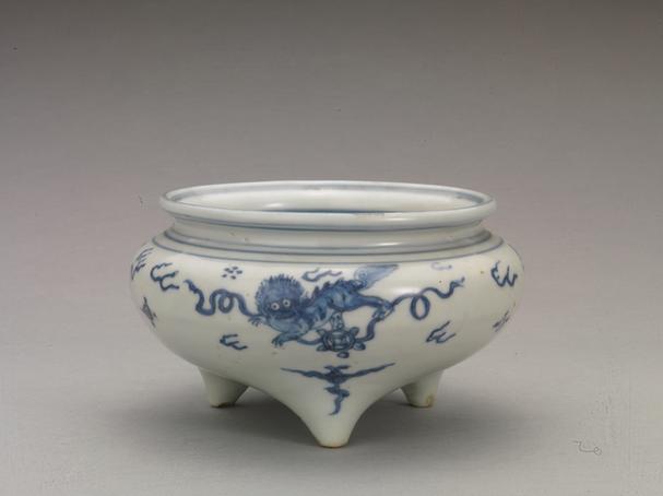 青花狮子绣球纹三足炉