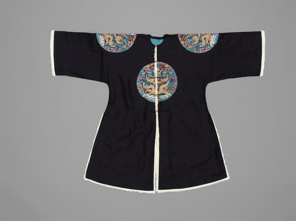 石青色江绸绣四团彩云金龙纹银鼠皮衮服