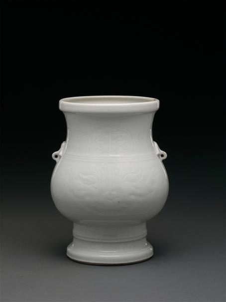 白釉刻兽面纹双耳尊