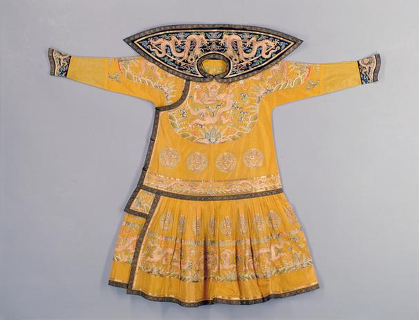 明黄色纳纱绣彩云金龙纹男单朝袍