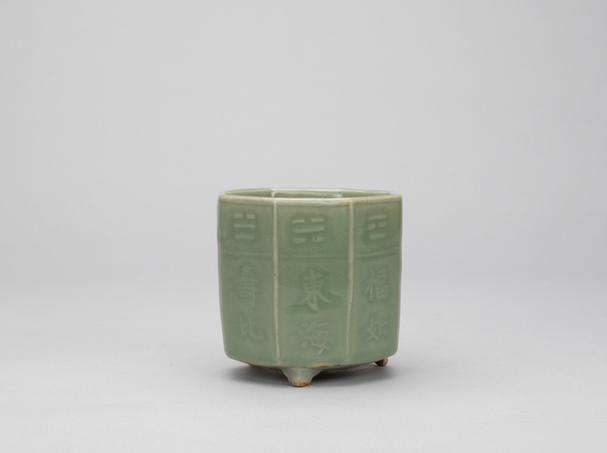 龙泉窑青釉八方三足炉