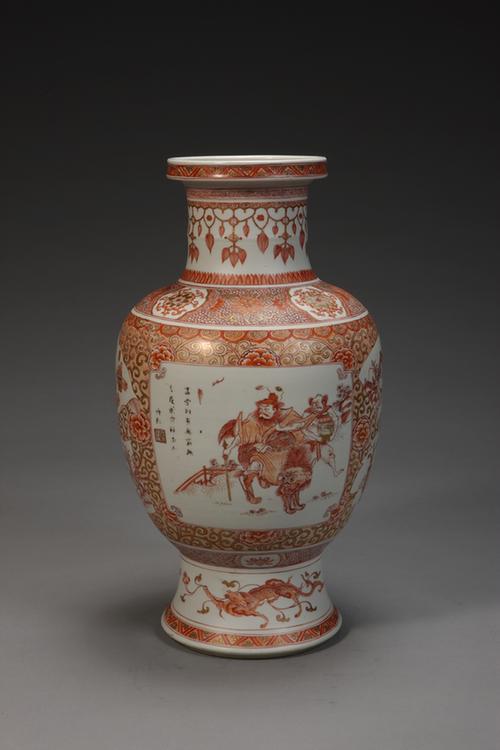 白地矾红彩描金人物图灯笼尊