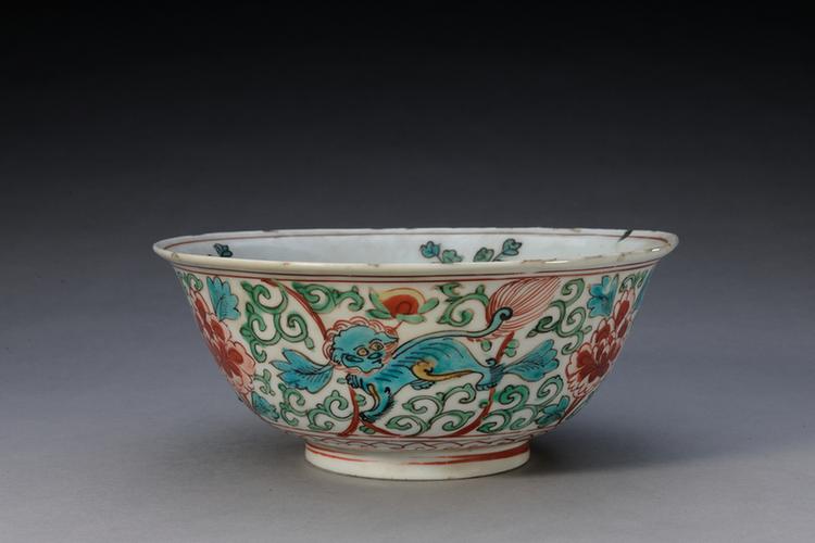 成化款斗彩狮穿牡丹图碗