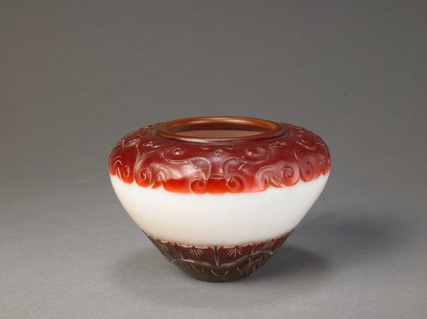 白色地套红色玻璃钵