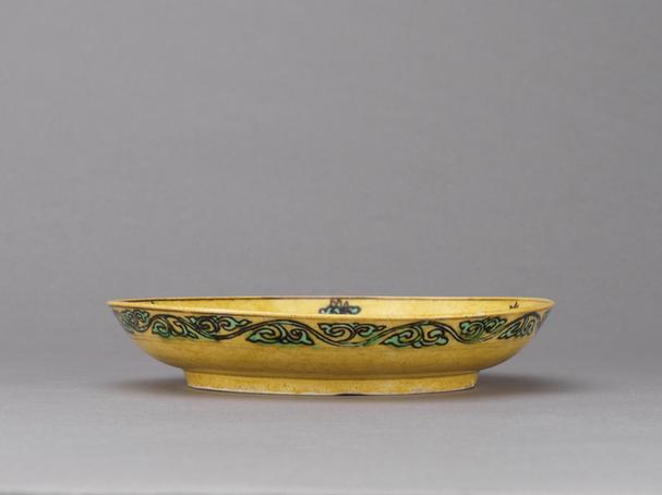 万历款黄地紫绿彩龙纹盘