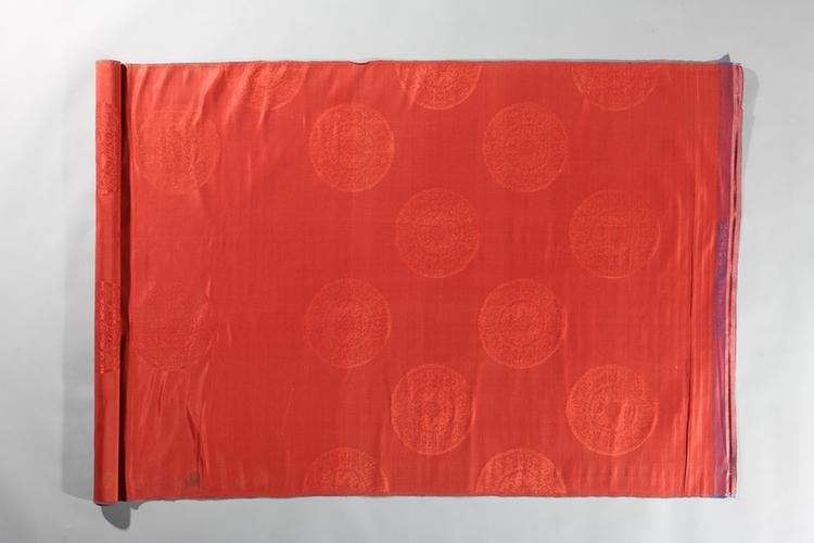 红色团螭虎如意纹鸳鸯缎