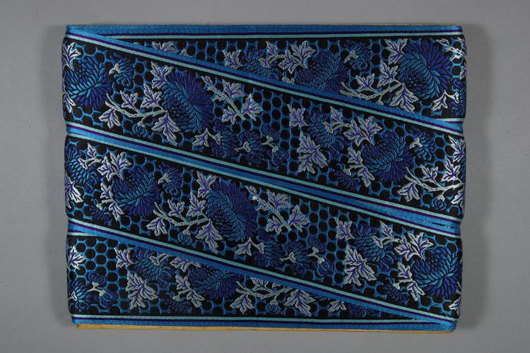 青色缎地三蓝菊花纹绦