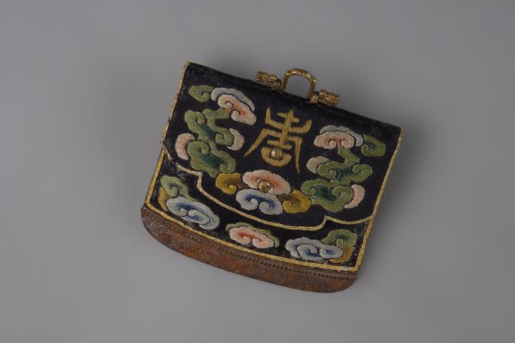 绿皮嵌铜镀金松石牛角柄鞘刀