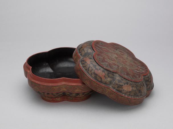 万历款戗金彩漆云龙纹梅花式盒