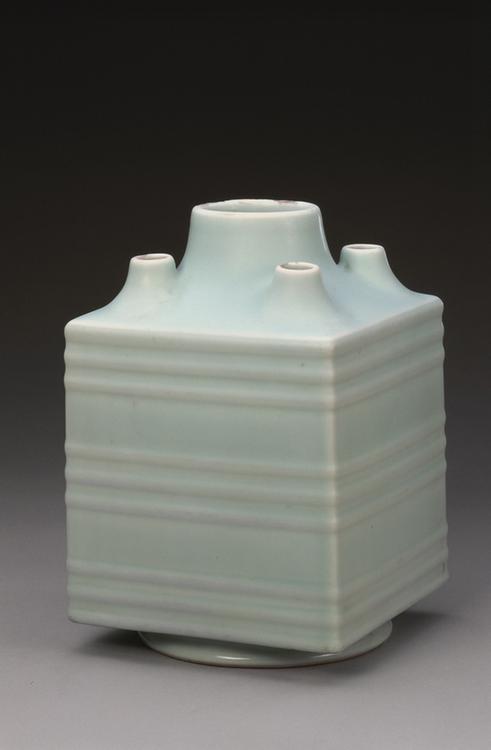 雍正款冬青釉五孔弦纹方瓶