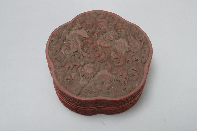 剔红三狮戏球图梅花式盒