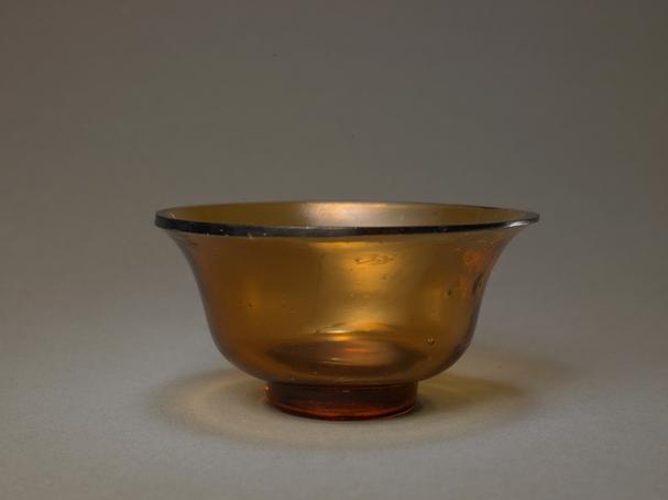 同治款琥珀色玻璃光素撇口碗