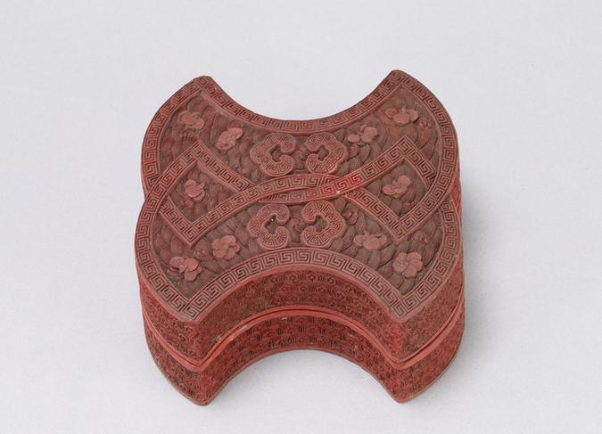 乾隆款剔红落花流水纹银锭式盒