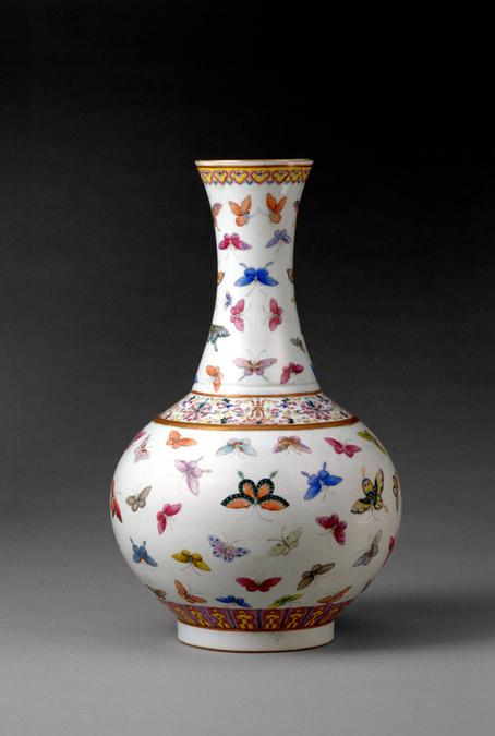 宣统款粉彩蝴蝶纹撇口瓶