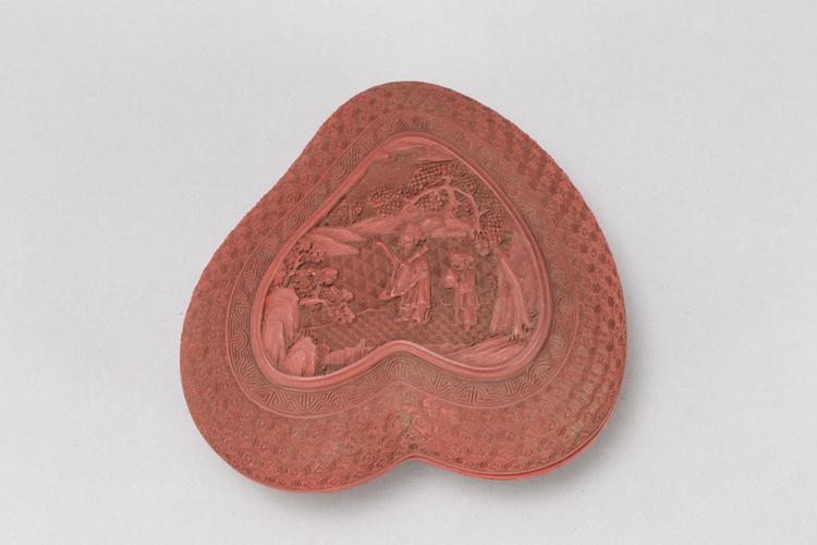 剔红八仙图桃式盒