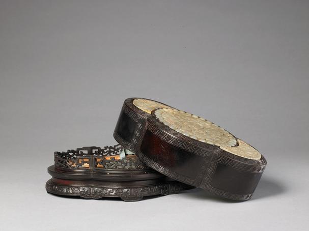 紫檀嵌玉透雕海棠式盒