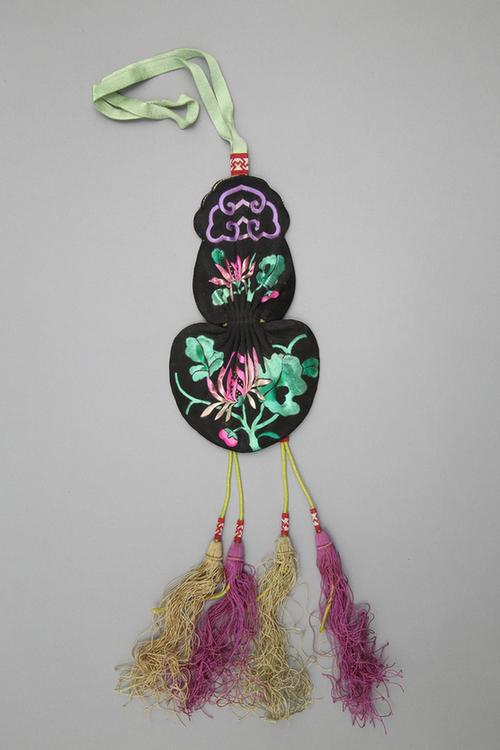 玄青色缎绣九菊纹活计-槟榔袋