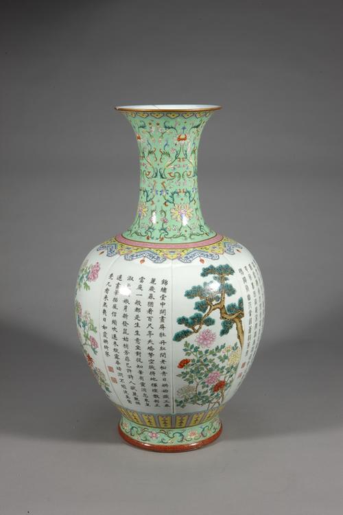 绿地粉彩诗句花卉纹撇口瓶