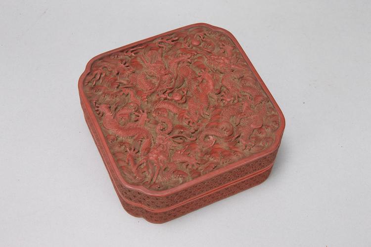 剔红三龙戏珠纹四方委角盒