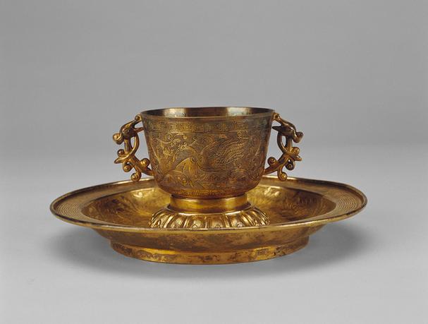 银錾刻鎏金带托龙耳杯