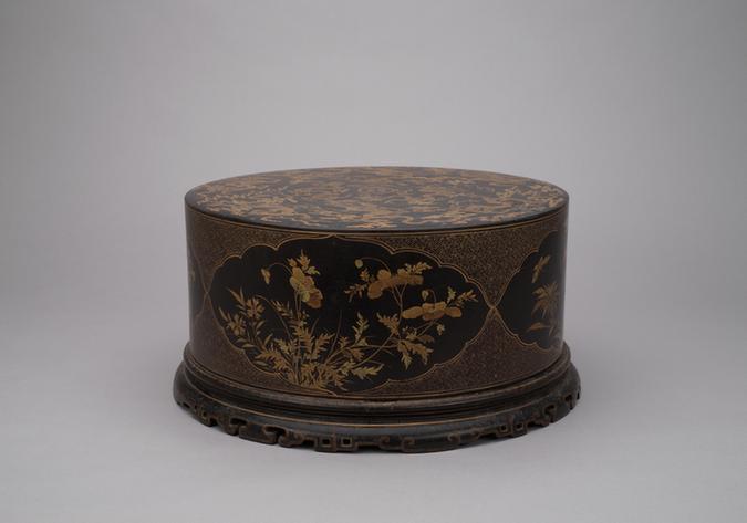 乾隆款黑漆描金云龙纹开光花卉纹圆屉盒