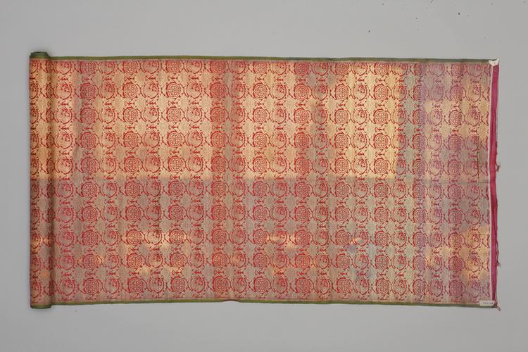 紫红色地团鹤寿字纹回回锦