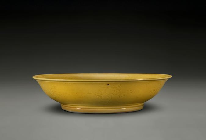 嘉靖款黄釉暗花纹盘