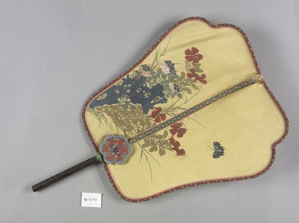 黄色绸贴绒花蝶图面红木雕花柄团扇