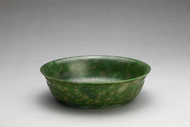 乾隆款碧玉花瓣纹碗