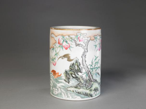 长春宫款粉彩桃蝠纹笔筒