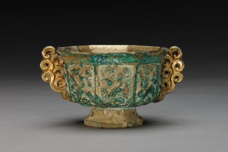 银鎏金錾刻六方杯